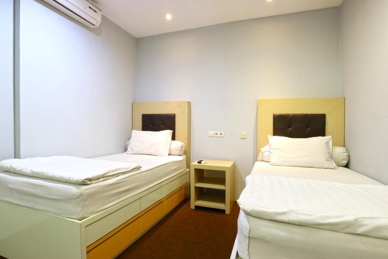 Oranje Gasthuis Hotell Surabaya Exteriör bild